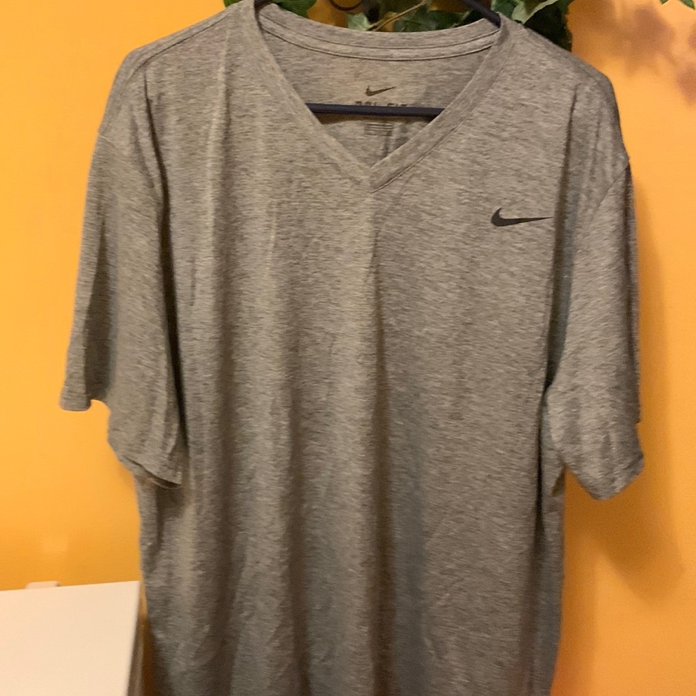 Nikes Shirt Men’s color Grey size XXL